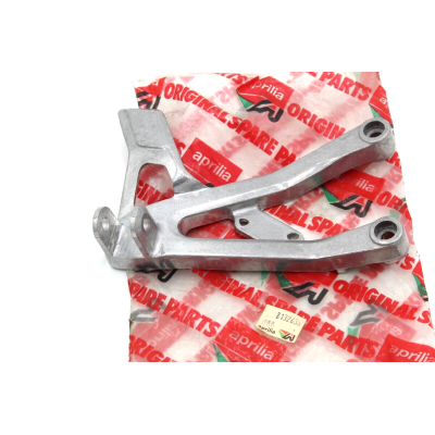APRILIA SUPPORTO PEDANA POSTERIORE DX AF1 125 AP8132638 | Mamoto Ricambi