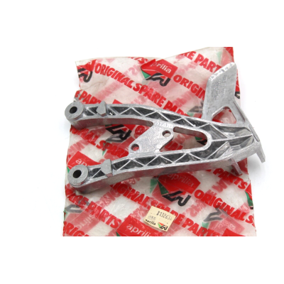 APRILIA SUPPORTO PEDANA POSTERIORE DX AF1 125 AP8132638 | Mamoto Ricambi