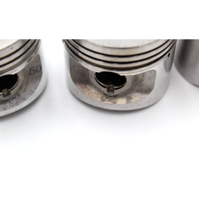 HONDA KIT PISTONI ORIGINALI 0,50 PER CB500 FOUR K0-K1-K2-K3 13021-323-014 | Mamoto Ricambi